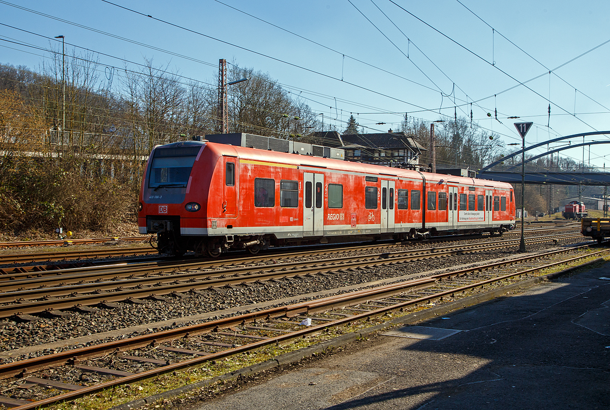 Nun ist auch das DB-rot auf der Ruhr-Sieg-Stecke wieder angekommen. Die BR 426 in Form der 2-teiliger Stadler FLIRT (BR 426.1) sind normal auf der Ruhr-Sieg-Strecke, nun aber habe ich auch Babyquietschie bzw. Erdbeerkörbchen der BR 426.0 als RE 16  Ruhr-Sieg-Express  (Siegen – Hagen – Essen).

Der zweiteilige DB Babyquietschie 426 006-3 / 426 506-2 „Oberlinxweiler“ (94 80 0426 006-3 D-DB und 94 80 0426 506-2 D-DB) der DB Regio fährt am 204.03.2022, als RE 16  Ruhr-Sieg-Express  (Essen – Hagen – Siegen), von Kreuztal weiter in Richtung Siegen.

Der zweiteilige ET wurde 2000 von Deutsche Waggonbau AG im Werk Halle-Ammendorf unter den Fabriknummern 6/006/1 und 6/506/2 gebaut. Aktuell fährt er nun hier, wird aber auch von der DB Regio AG unter db-gebrauchtzug.de zu Verkauf angeboten.