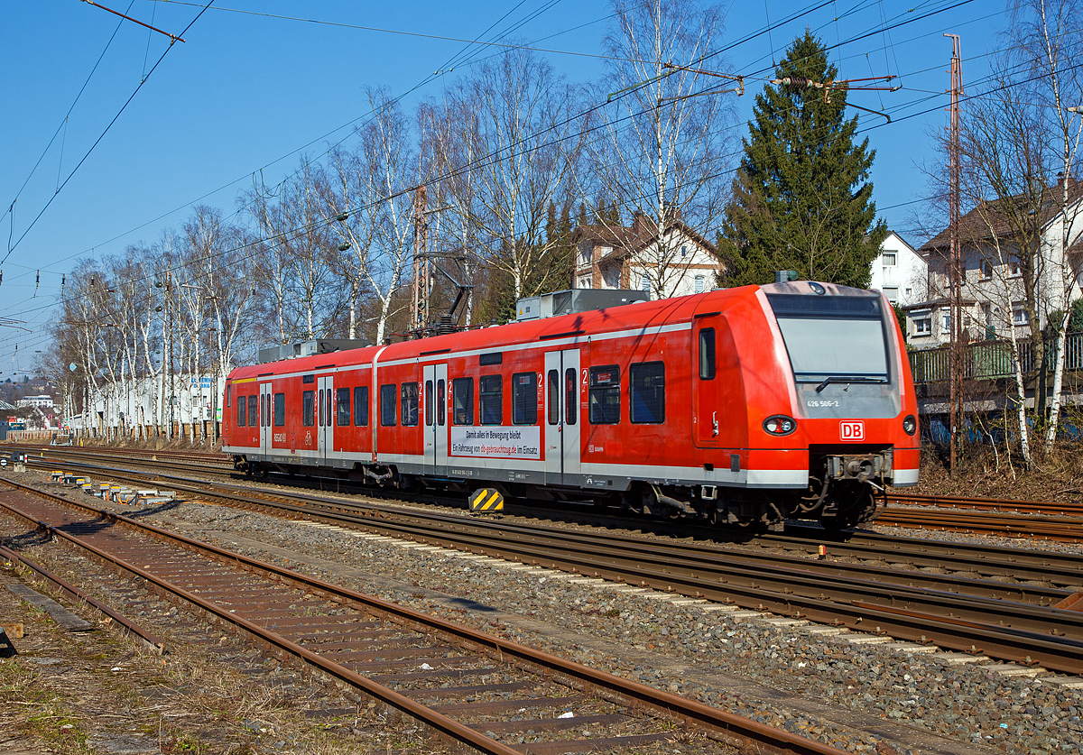 Nun ist auch das DB-rot auf der Ruhr-Sieg-Stecke wieder angekommen. Die BR 426 in Form der 2-teiliger Stadler FLIRT (BR 426.1) sind normal auf der Ruhr-Sieg-Strecke, nun aber habe ich auch Babyquietschie bzw. Erdbeerkörbchen der BR 426.0 als RE 16  Ruhr-Sieg-Express  (Siegen – Hagen – Essen).

Der zweiteilige DB Babyquietschie 426 006-3 / 426 506-2 „Oberlinxweiler“ (94 80 0426 006-3 D-DB und 94 80 0426 506-2 D-DB) der DB Regio fährt am 204.03.2022, als RE 16  Ruhr-Sieg-Express  (Essen – Hagen – Siegen), von Kreuztal weiter in Richtung Siegen.

Der zweiteilige ET wurde 2000 von Deutsche Waggonbau AG im Werk Halle-Ammendorf unter den Fabriknummern 6/006/1 und 6/506/2 gebaut. Aktuell fährt er nun hier, wird aber auch von der DB Regio AG unter db-gebrauchtzug.de zu Verkauf angeboten.