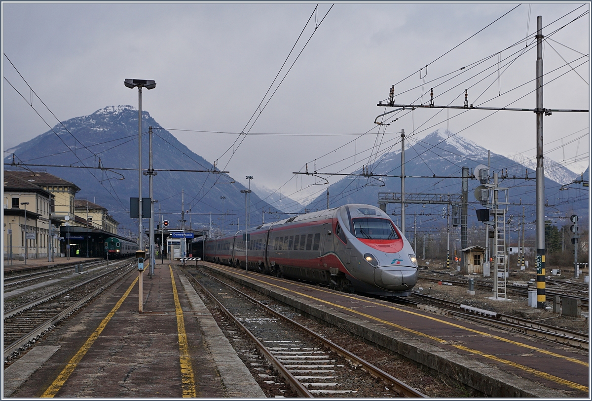 Nun auf das FS System umgeschaltet und für die Weiterfahrt nach Milano bereit, zeigt sich der FS ETR 610 mit nur noch zwei brennenden Frontleuchten. 
Domodossola, den 16. Jan. 2018