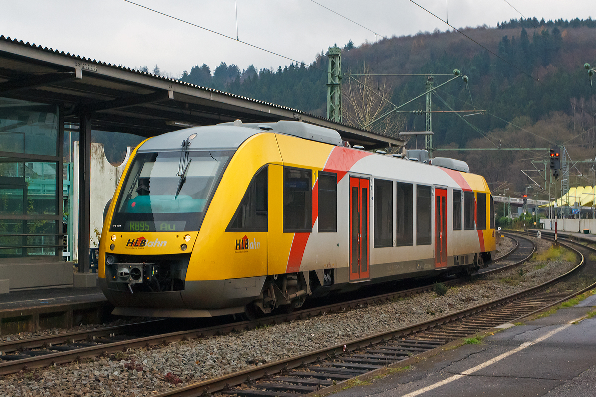 
Nun ist es soweit, an heute (14.12.2014) gab es den Fahrplanwechsel und die HLB Hessenbahn GmbH ist der Betreiber der 3LänderBahn. So fährt der VT 203 der HLB (95 80 0640 103-7 D-VCT), ein Alstom Coradia LINT 27 ehemals der vectus Verkehrgesellschaft mbH dessen NVR-Registrierung er noch trägt, als RB 95 Siegen - Au/Sieg (HLB61758) in den Bahnhof Betzdorf/Sieg ein