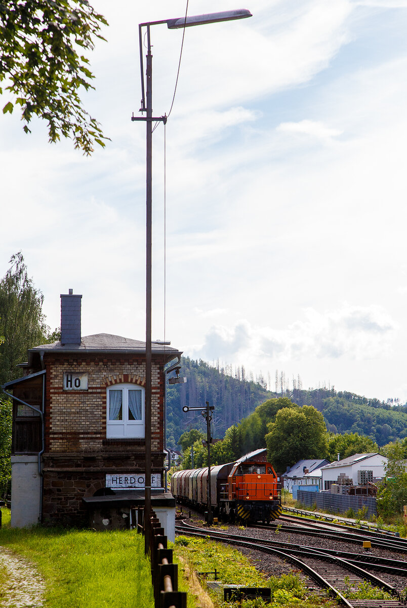 Nun fährt am 12.07.2023 die KSW 44 (92 80 1271 004-4 D-KSW) eine MaK G 1000 BB der KSW (Kreisbahn Siegen-Wittgenstein) mit einem Coilzug vom Bahnhof Herdorf weiter. Von hier geht es gleich auf den KSW Rbf (Betriebsstätte Freien Grunder Eisenbahn - NE 447) und ohne Halt direkt weiter nach Neunkirchen-Salchendorf zum Pfannenberg (ehemals Grube Pfannenberger Einigkeit), wo sich heute die Produktionshallen der EMW Stahl Service GmbH, ein Geschäftsbereich der SCHÄFER WERKE Gruppe befinden. Schon heute werden 300.000 Tonnen Stahl pro Jahr über die Schiene angeliefert, zukünftig sind sogar 600.000 Tonnen geplant.