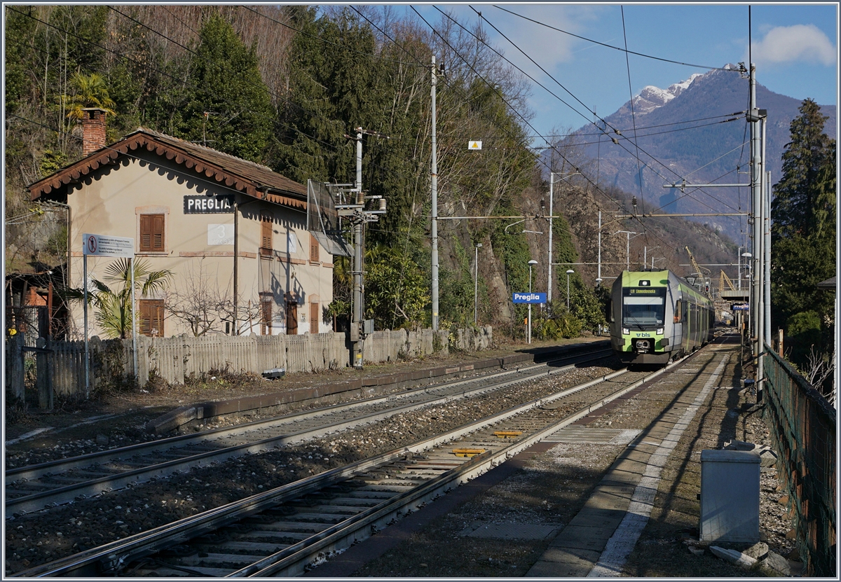 Nun fährt die BLS planmässig bis nach Domodossola; hier der RE  Lötschberger  4265 von Bern nach Domodossola kurz nach seinem Halt in Preglia.
7. Jan. 2017