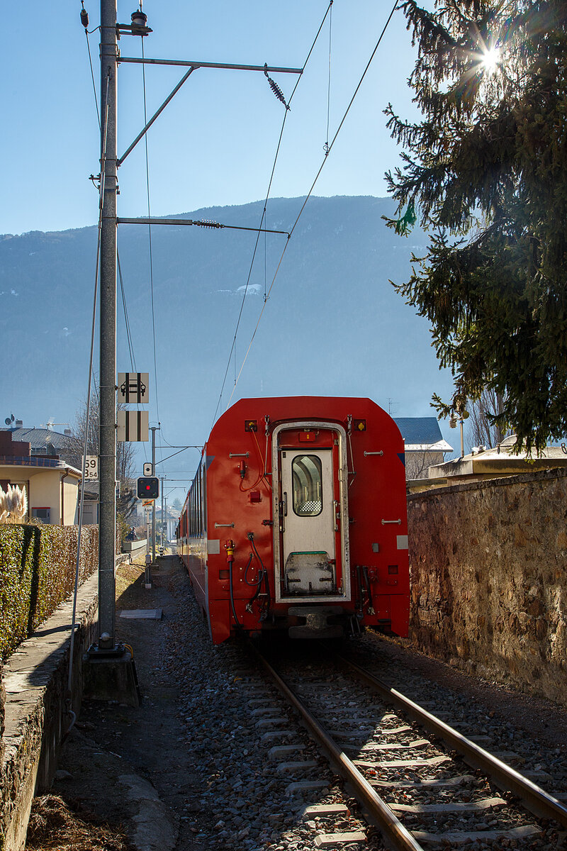 Nun fhrt der RhB Regio Zug von St. Moritz nach Tirano auf den letzten Metern Gleis der 60,688 km langen  Berninabahn und erreicht am 19 Februar 2017 bald die Endstation den RhB Bahnhof Tirano.