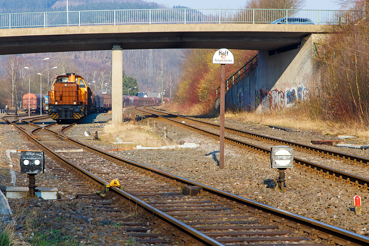 Nun die geschlossene Gleissperre hier an der Anschlustelle zum KSW-Gleis (Betriebssttte Freien Grunder Eisenbahn) in Herdorf am 20.03.2015. 

Rechts ist die Hellertalbahn (KBS 462), einst eine zweigleisige Hauptbahn zwischen Betzdorf und Haiger (eigentlich sogar Kln-Deutz und Gieen). 

Eine Gleissperre ist eine mechanische Flankenschutzvorrichtung in Eisenbahngleisen. Eine Gleissperre verhindert das Befahren des Gleises mit Schienenfahrzeugen ber die mit der Gleissperre gesicherte Stelle hinaus. Mit Gleissperren sichert man in Deutschland Nebengleise eines Bahnhofs, die in Hauptgleise mnden, und unter bestimmten Voraussetzungen auch die von der freien Strecke abzweigenden Gleise von Anschlussstellen. Gleissperren sollen, wie auch Schutzweichen, insbesondere Unflle durch Flankenfahrten verhindern, die durch das Abrollen abgestellter, versehentlich nicht gesicherter Schienenfahrzeuge oder durch eine Rangierfahrt verursacht sein knnen. Sie zhlen im Gegensatz zu Signalen, die nur wirken, wenn sie beachtet werden, zum „unmittelbaren” oder „zwingenden” Flankenschutz. Das berfahren einer aufgelegten Gleissperre fhrt zum gewollten Entgleisen des Schienenfahrzeuges in die dem zu schtzenden Gleis entgegengesetzte Richtung. Der metallene Sperrklotz (Entgleisungsschuh) der Gleissperre kann nur durch Abheben eines Rades des Schienenfahrzeuges berrollt werden und das Fahrzeug in der „Auswurfrichtung” seitlich von der Schiene weg und so zum Entgleisen bringen.