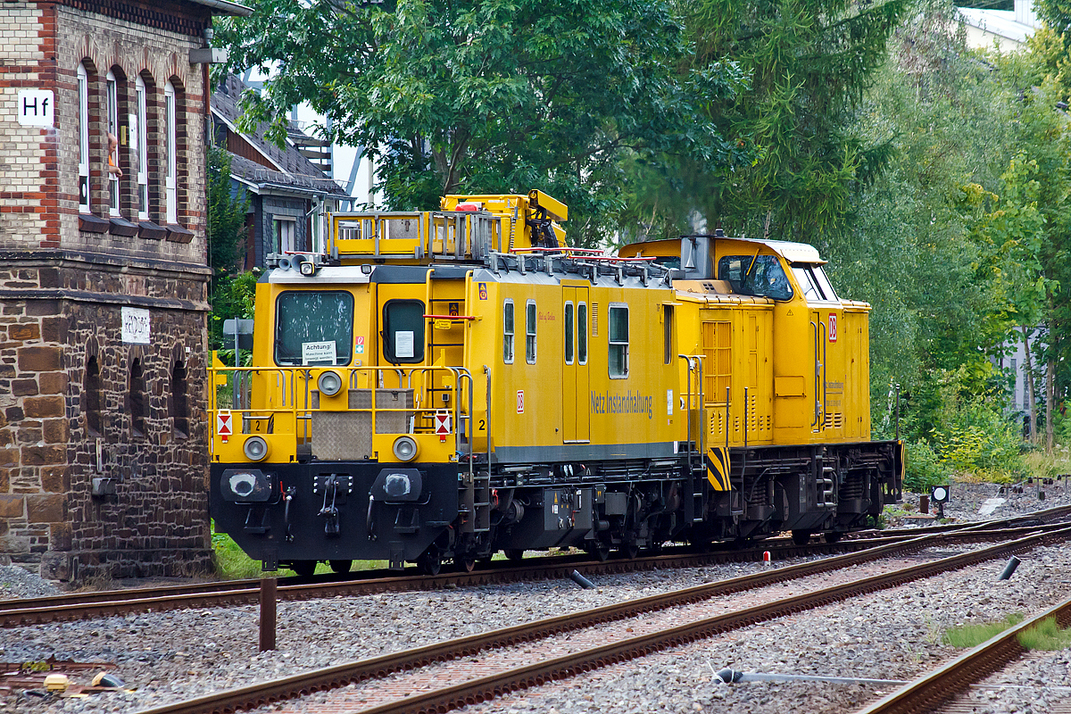 
Nun haben sie Hp 1 und die 203 302-5 (92 80 1203 302-5 D-DB), ex DR 202 555-9, ex DR 112 555-8, ex DR 110 555-0 zieht das Tunnelinstandhaltungsfahrzeug (TIF) 705 001-6, beide der DB Netz AG, am 21.08.2014 vom Bf Herdorf weiter in Richtung Betzdorf(Sieg).  

Das Tunnelinstandhaltungsfahrzeug, übrigens das einzige Fahrzeug dieser Baureihe, wurde 1992 von der Deutsche Plasser unter der Fabriknummer  2 454 gebaut.

Das Fahrzeug hat ein begehbares Dach, Arbeits- bzw. Begutachtungsplattformen an den Wagenenden, Hubdrehbühne, Kran und entsprechende Lampen zur Ausleuchtung der Tunnel. Der Hubsteiger erreicht eine Ausladung von ca. 8,5 m bei einem Schwenkbereich von 400°. Es kann so jeder Punkt der Tunnelleibung erreicht werden. Der Kran hat eine Hubkraft von 51 kNm

Die Raumaufteilung ist wie folgt: Mehrzweckraum und Führerstand 2 mit Sozialraum für Begleitpersonal zum Wohnen, Kochen, Schlafen, Büroraum zur Auswertung der Befunde, Aufenthaltsraum für den Untersuchungstrupp, Naßzelle mit Dusche und WC und dem Führerstand 1.

Zum Antrieb hat es zwei unterschiedliche Dieselmotoren:
Der Fahrmotor für die Eigenfahrt (Hg max. 120 km/h) ist ein luftgekühlter KHD V12-Zylinder-Dieselmotor  mit Abgasturbolader vom Typ BF 12L513C mit 383 kW Leistung.
Der Arbeitsmotor (für Energieversorgung in Arbeitsstellung  und Geschwindigkeiten von v= 5-7 km/h) ist ein langsam laufender luftgekühlter KHD V4-Zylinder-Dieselmotor  mit Abgasturbolader vom Typ BF 4L1011T mit 44 kW Leistung. Er ist schadstoffarm und hat Rußfilter, was bei Tunnelarbeiten wohl von Vorteil ist.

Das Fahrzeug besitzt ein Trieb- und ein Laufdrehgestell mit hydromechanischem Fahrantrieb. Ein Drehstromgenerator 220/380 V wird hydrostatisch vom jeweils genutzten Motor angetrieben. 

Weitere Technische Daten:
Länge über Puffer:   15.920 mm      
Gesamtgewicht:  52 t      
Höchstgeschwindigkeit (Hg): 120 km/h (geschleppt 140 km/h)
Höhe über SO:  4.485 mm      
max. Breite:  3.100 mm      
Drehzapfenabstand:  9.500 mm      
Achsstand Drehgestell:  1.800 mm      
Raddurchmesser:  840 mm