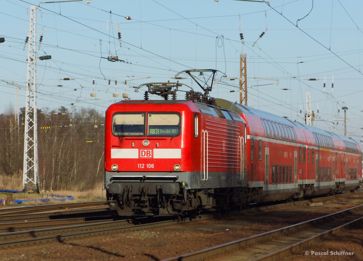 Nun hat die 112 die nächste Strecke erobert. 112 106 mit einer RB 31 Elsterwerda-Biehla - Dresden Hbf in Elsterwerda. Von Talenten ist hier keine Spur, 11.01.2014.