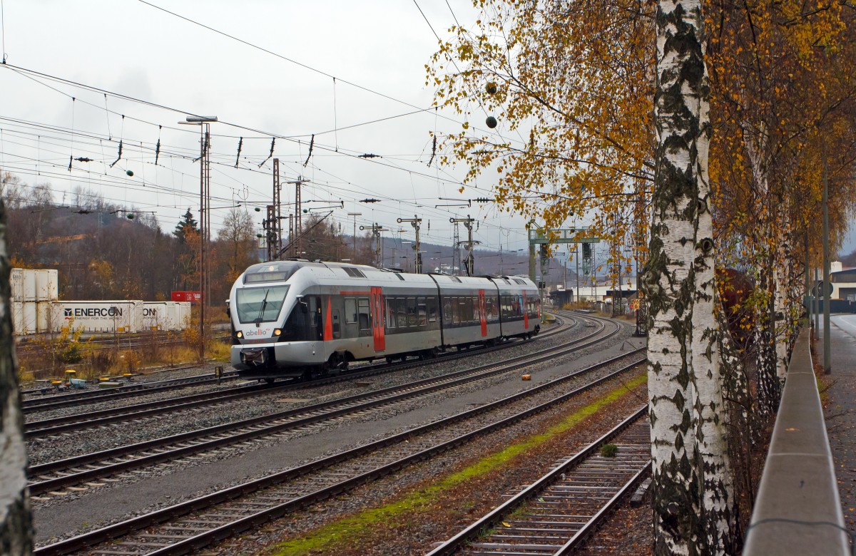 
Nun hat er auch das neue Outfit....
Der ET 23 2101  Altena (Westf.)  der Abellio Rail NRW, ex ET 23 001, ein 3-teiliger Stadler FLIRT (BR 0427), fährt am 16.11.2014 vom Bahnhof Kreuztal, als RE 16  Ruhr-Sieg-Express  (Essen - Hagen - Siegen), weiter in Richtung Siegen.

Der FLIRT wurde 2007 von Stadler unter der Fabriknummer 37655 gebaut. Er ist von Macquarie Rail (vormals CBRail) geleast bzw. gemietet. Der Triebzug hat die NVR-Nummern 94 80 0427 100-3 D-ABRN / 94 80 0827 100-9 D-ABRN / 94 80 0427 600-2 D-ABRN.
