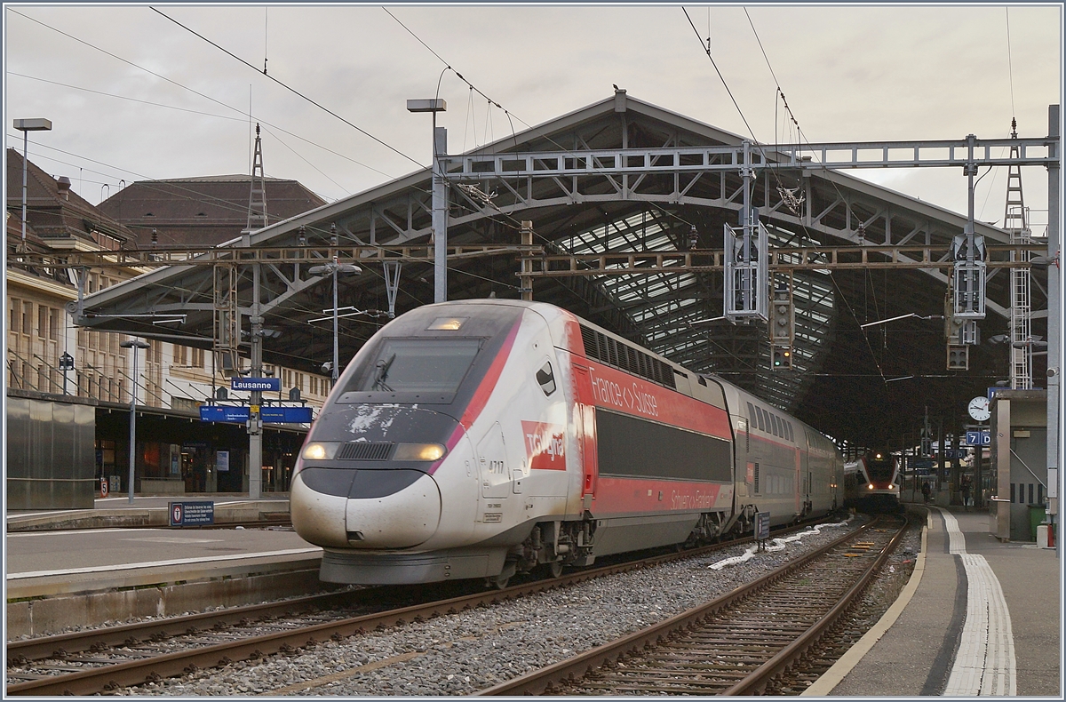 Nun hat TGV Lyria ausschliesslich Doppelstock-TGV Züge im Einsatz, und konnte durch Fahrplanoptimierung die Flotte von 19 auf 15 Triebzüge senken. 

Im Bild: Der TGV 4717 als TGV Lyria 9768 nach Paris beim Verlassen von Lausanne.

17. Jan. 2020
