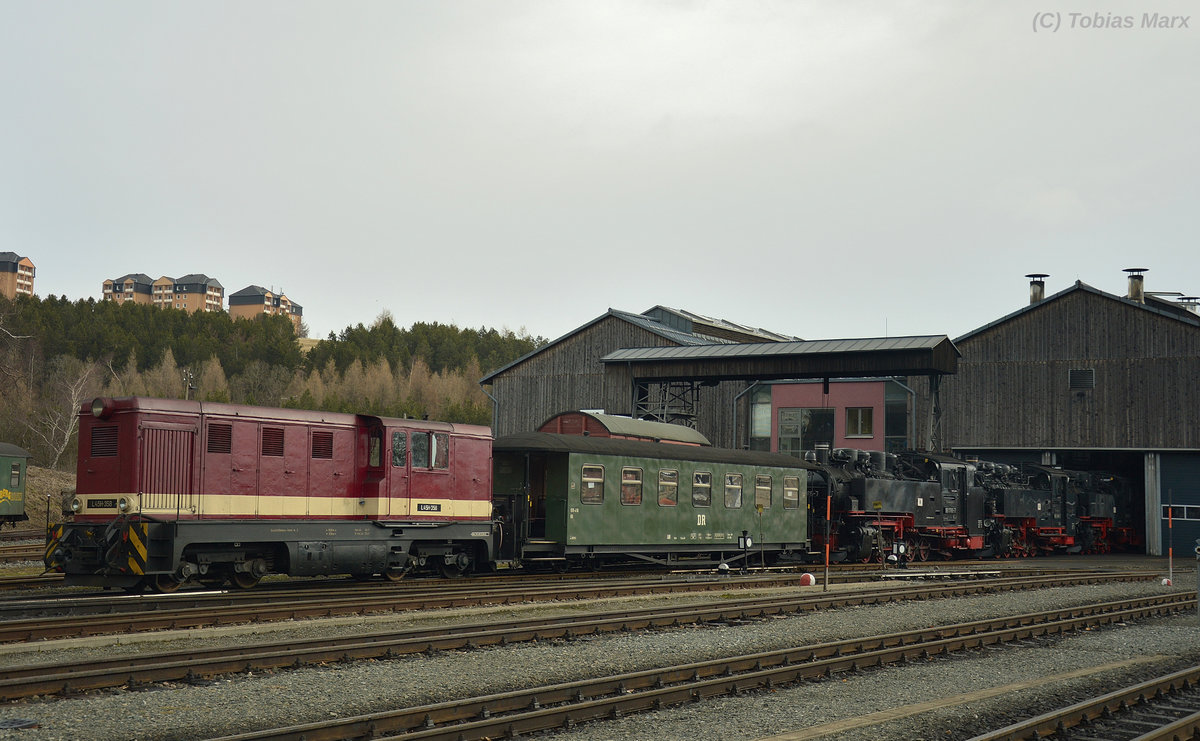 Nun mal ein Blick auf den kompletten Lokzug. L45H-358, 970-416, 99 1785-7, 99 1741-0 und 99 1772-5 am 30.03.2016 im Oberwiesenthaler Bahnhof