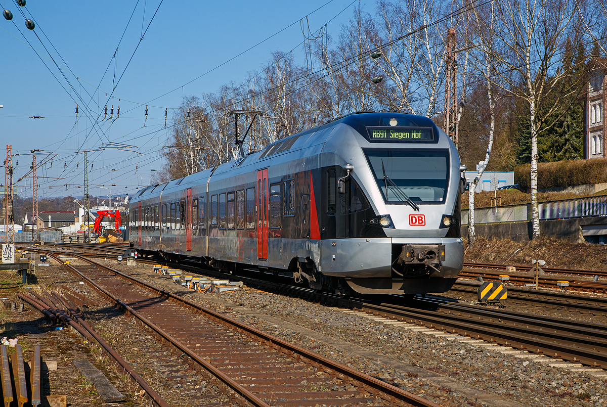 Nun mit DB-Logo.....
Der 3-teiliger Stadler Flirt (94 80 0427 105-2 D-DB / 94 80 0827 105-8 D-DB / 94 80 0427 605-1 D-DB) der DB Regio NRW, ex Abellio Rail NRW ET 23 2106  Plettenberg , ex ET 23006, fährt am 04.03.2022, als RB 91  Ruhr-Sieg-Bahn  (Hagen - Siegen), von Kreuztal weiter in Richtung Siegen.

Der FLIRT wurde 2007 von Stadler Pankow GmbH in Berlin unter der Fabriknummern 37674 / 37673 / 37675 gebaut und wurde 2014 modernisiert. Der Triebzug ist von Macquarie Rail (seit 2020 zu Akiem, vormals CBRail) geleast bzw. gemietet. Nach der Insolvenz der Abellio Rail NRW GmbH ist nun die DB Regio NRW wohl der Mieter.

Zurzeit ist es sehr schwer noch die ET zu zuordnen, da sie meist an der Front, nach dem Erhalt von dem DB-Logo, keine Triebzugnummer mehr besitzen. Wie hier konnte ich gerade noch, an der Seite des ersten Wagens die UIC Endnummer 605-1 D-DB erahnen.