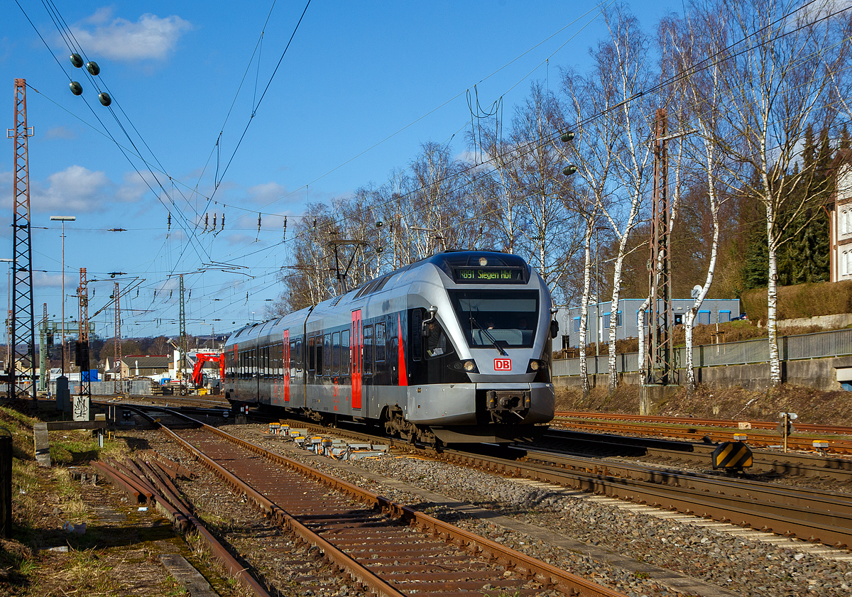 Nun mit DB-Logo.....
Nach der Insolvenz  der Abellio Rail NRW GmbH ist das Ruhr-Sieg-Netz (RE 16 und RB 91), wie auch die Stadler FLIRT dieser Linie, an die DB Regio NRW gegangen.

DB Stadler FLIRT ET 23 2101 (94 80 0427 600-2 D-DB / 94 80 0827 100-9 D-DB / 94 80 0427 100-3 D-DB), ex Abellio Rail NRW ET 23 2101  Altena (Westf.) , ex ET 23 001, fährt am sonnigen 23.02.2022, als RB 91  Ruhr-Sieg-Bahn  (Hagen - Finnentrop - Kreuztal – Siegen), von Kreuztal weiter in Richtung Siegen. 

Der FLIRT wurde 2007 von der Stadler Pankow GmbH in Berlin unter der Fabriknummer 37655 gebaut. Er wurde von Macquarie Rail (vormals CBRail) an die Abellio Rail NRW GmbH verleast bzw. vermietet. Im Jahr 2020 verkaufte Macquarie das Leasinggeschäft für Schienenfahrzeuge an die französischen Konkurrenten Akiem. Ob die DB Region nun der Eigentümer ist oder neuer Mieter ist mir nicht bekannt. 