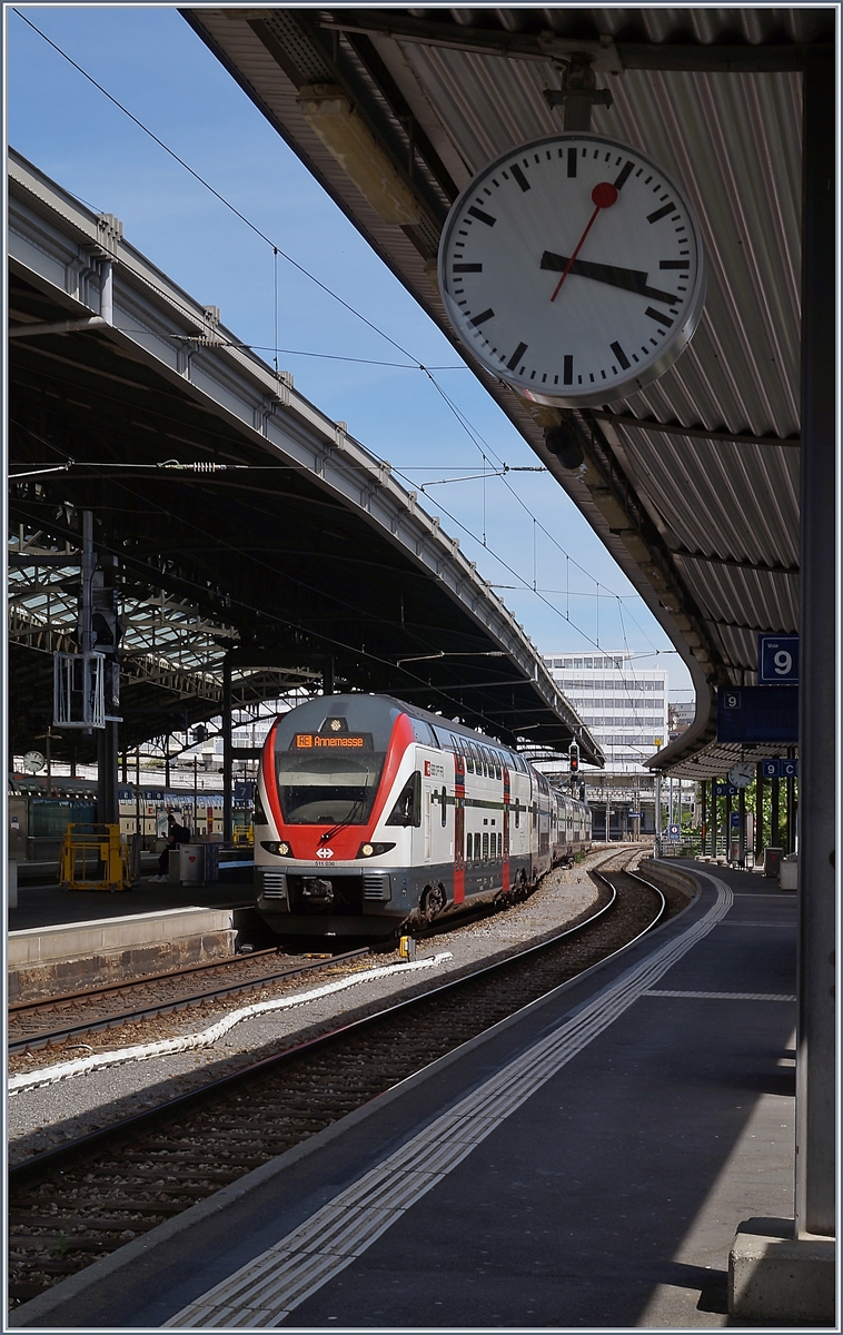 Nun ist der SBB RABe 511 doch noch eine  Léman Express ! Zumindest vorübergehend: Seit dem 18. Mai verkehren die die RE Züge Vevey/St-Maurice ab Genève als SL2 bzw. SL4 mit Halt auf allen Stationen bis Annemasse, wobei dann für die Weiterfahrt nach Annecy (SL2) umgestiegen werden muss. Mit diesem Konzept werden trotz geschlossener Grenze pro Stunde vier internationale Verbindungen zwischen Genéve und Annemasse angeboten. Im Bild der SBB RABE 511 036 als RE/SL4 Vevey - Annemasse beim Halt in Lausanne am 22. Mai 2020