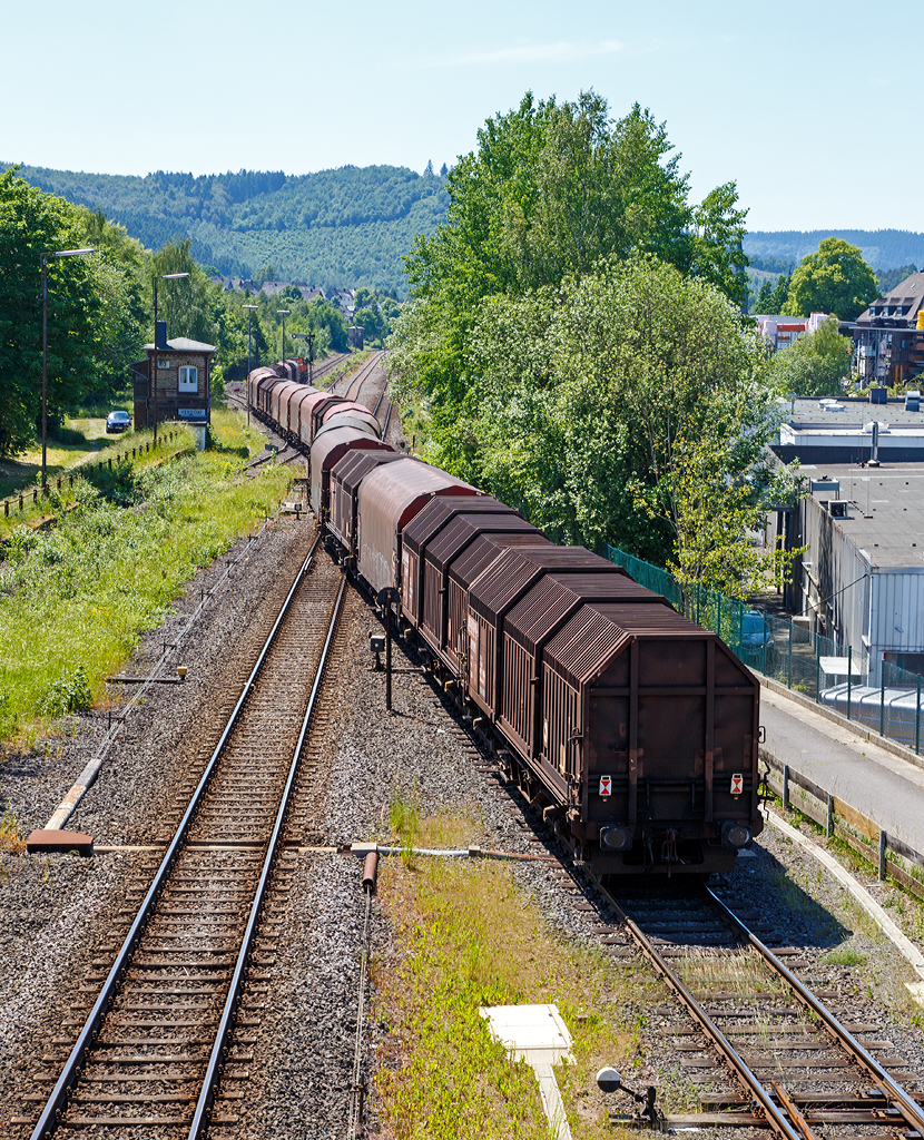 
Nun schlngelt der Zug von der Anschlussgrenze zur KSW Kreisbahn Siegen-Wittgenstein (ehem. Freien Grunder Eisenbahn AG) via Gleis 4 vom Bahnhof Herdorf in Richtung Betzdorf. 

Die Lok 42 (92 80 1277 902-3 D-KSW) der KSW (Kreisbahn Siegen-Wittgenstein) fhrt am 04.06.2015 mit ihrem langen bergabezug von Herdorf in Richtung Betzdorf/Sieg los. Da die Wagen alle leer sind, zieht die Lok den Zug mit Leichtigkeit.