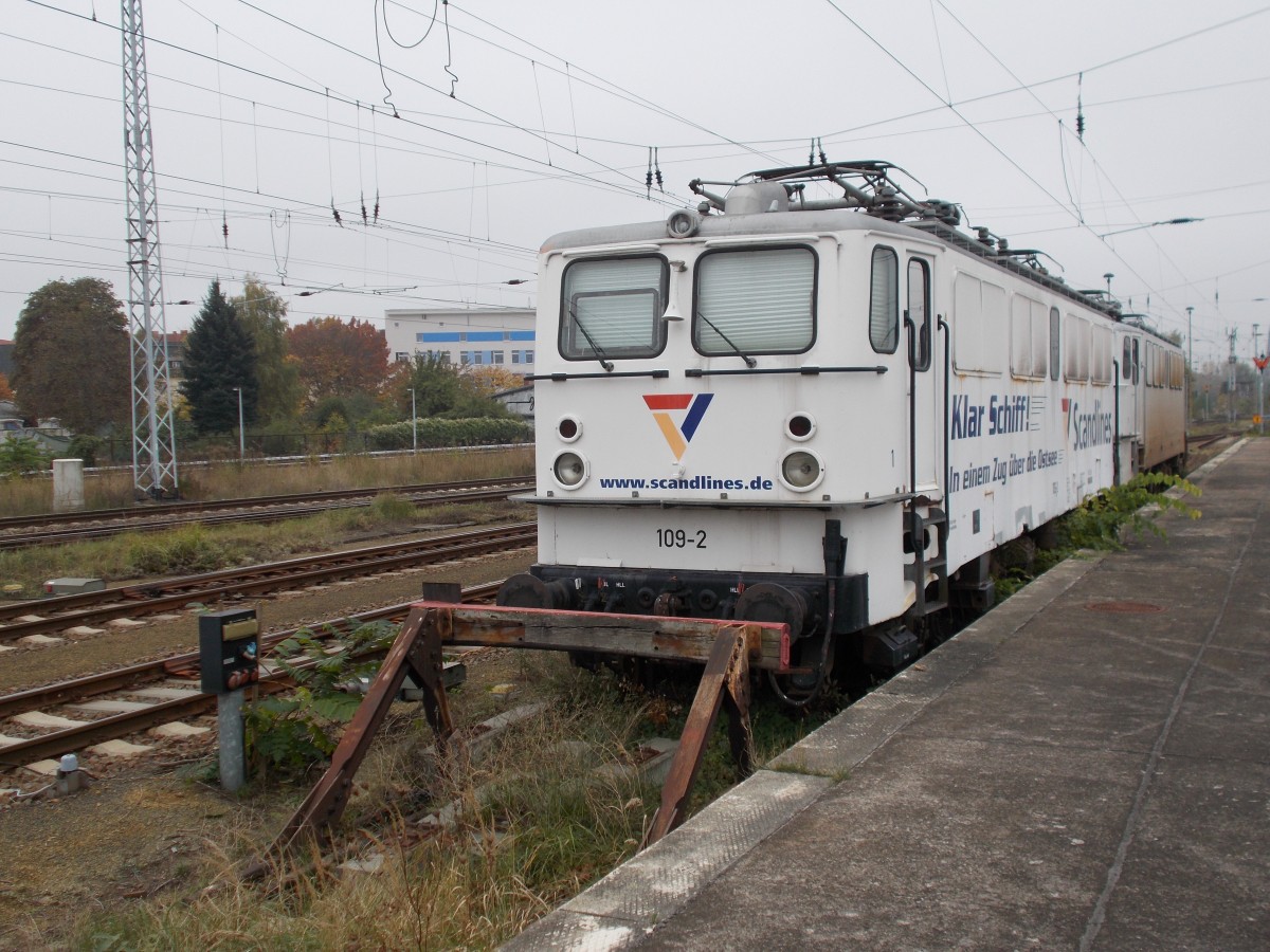 Nun stehen sie wieder ohne Beschäftigung an ihren Stammplatz in Berlin Lichtenberg:GVG 109-2 und dahinter 109-3 am 25.Oktober 2014.