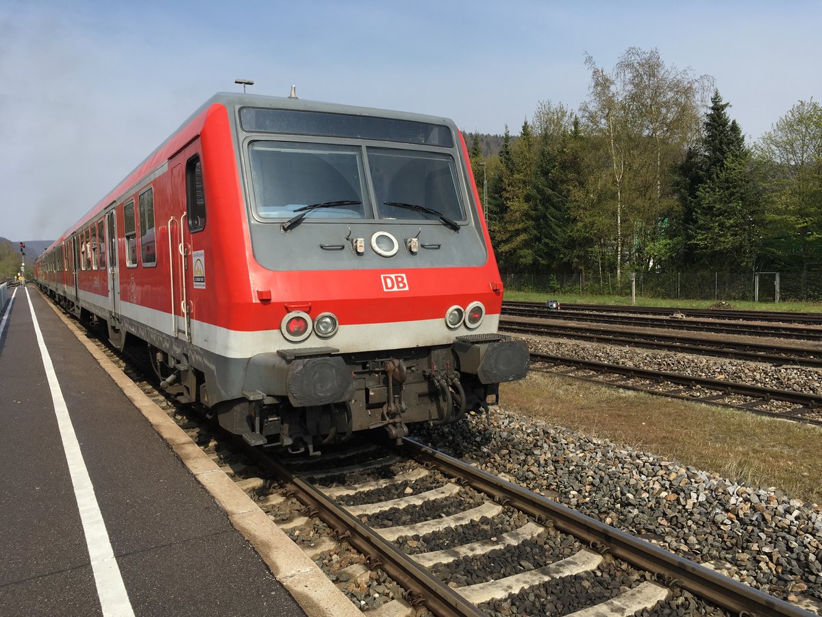 Nun ist der Tag wieder gekommen...
... der offiziell letzte Einsatztag der Br 218 mit n Wagen im Donautal (28.04.17)

Seit Februar war die Br 218 mit 3 n Wagen wieder im Donautal unterwegs bis heute den 28.04.17 durfte sie uns wieder beehren.

Hier zu sehen als Re 22345 bei der Ausfuhr in Schelklingen am 28.04.17

Wir nehmen Abschied und hoffen auf baldiges Wiedersehen.