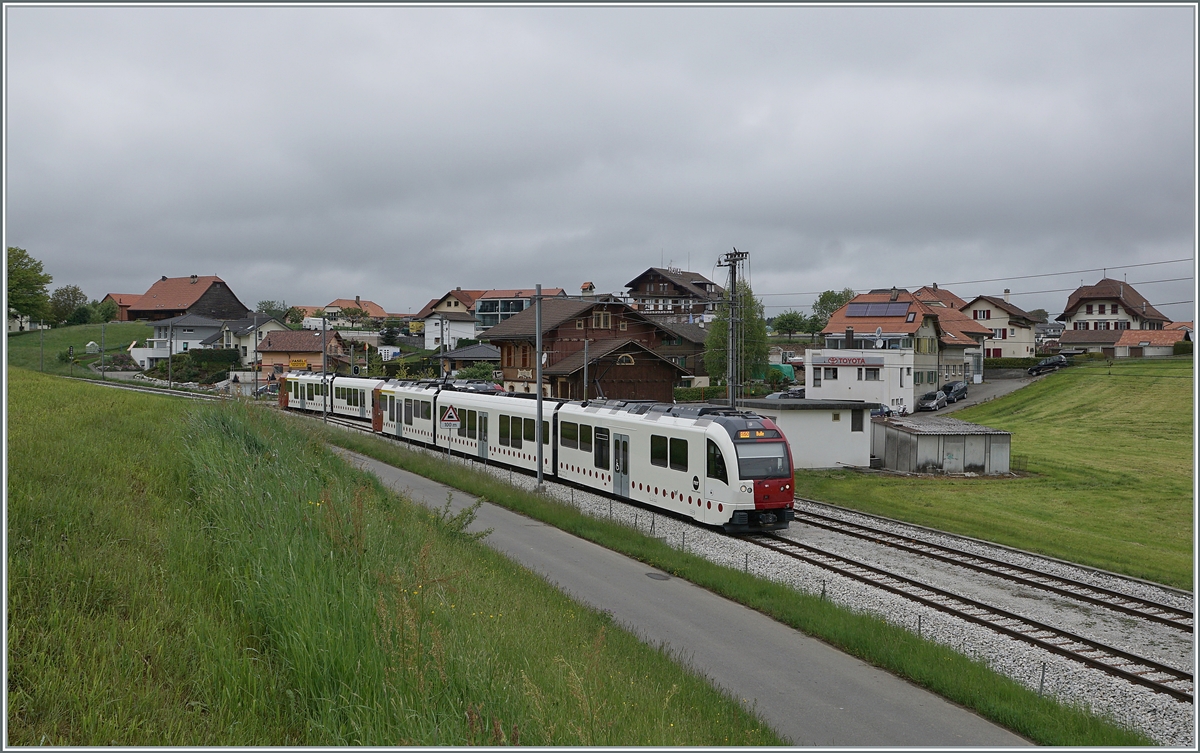 Nun verlässt nach vollzogener Kreuzung auch der TPF Regionalzug S50 nach Bulle den Bahnhof von Vaulruz Sud. 

12. Mai 2020