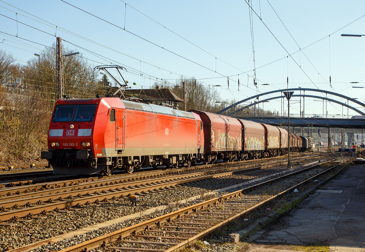 
Nun zieht die 185 192-2 (91 80 6185 192-2 D-DB) der DB Schenker Rail Deutschland AG ihren Coilgterzug am 27.02.2016 von Kreuztal in Richtung Hagen.