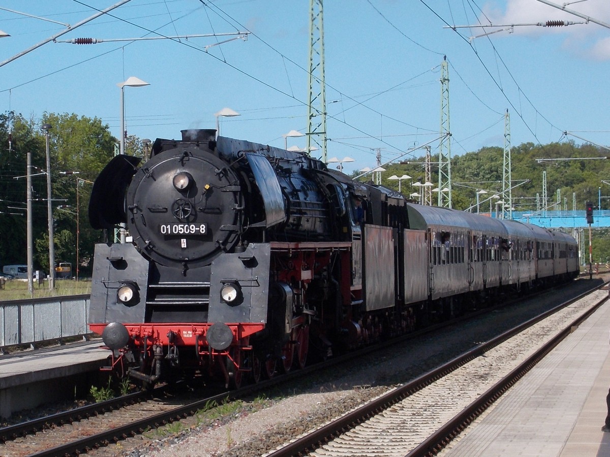 Nur den 30.Mai 2015 war 01 0509 wieder einmal in Putbus.Am Nachmittag war sie mit ihren Sonderzug nach Leipzig wieder auf dem Heimfahrt als ich sie in Bergen/Rügen fotografierte.