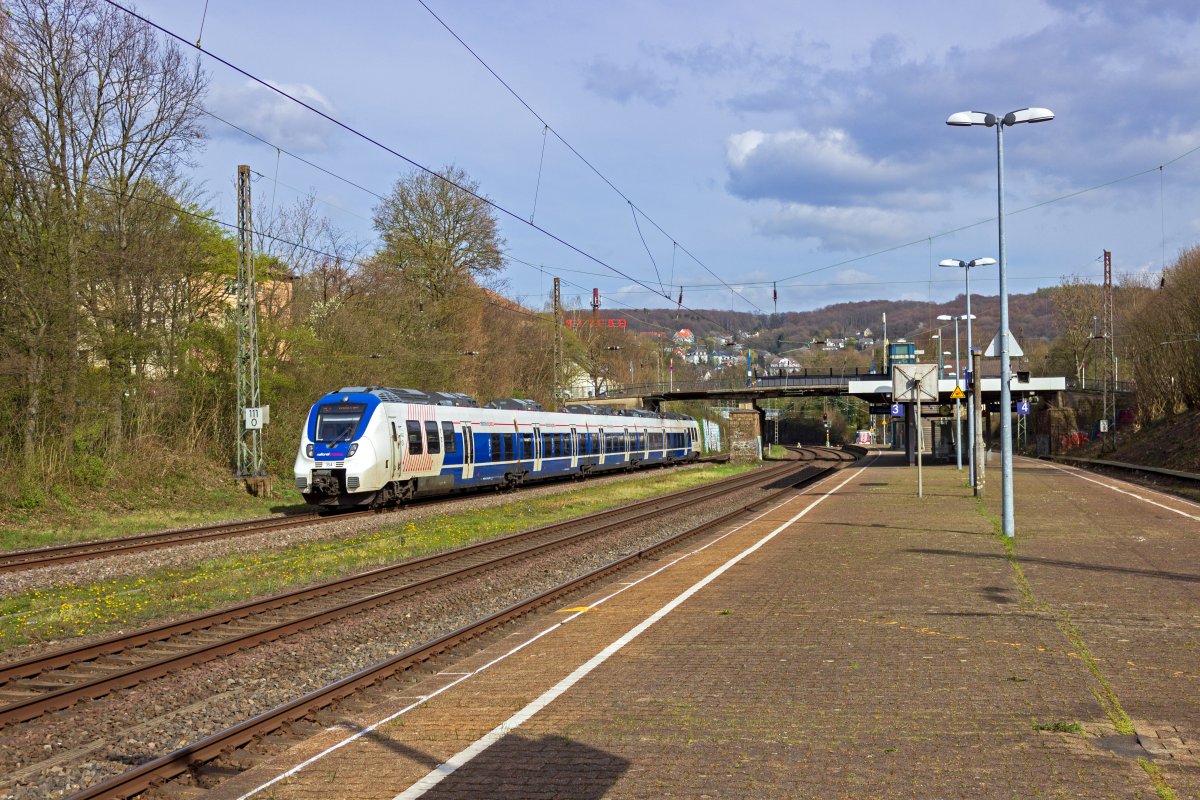 Nur 50% der �blichen Kapazit�t stand auf dieser Fahrt des RE7 zur Verf�gung, die 9442 354 am 03.04.21 alleine durchf�hrte.