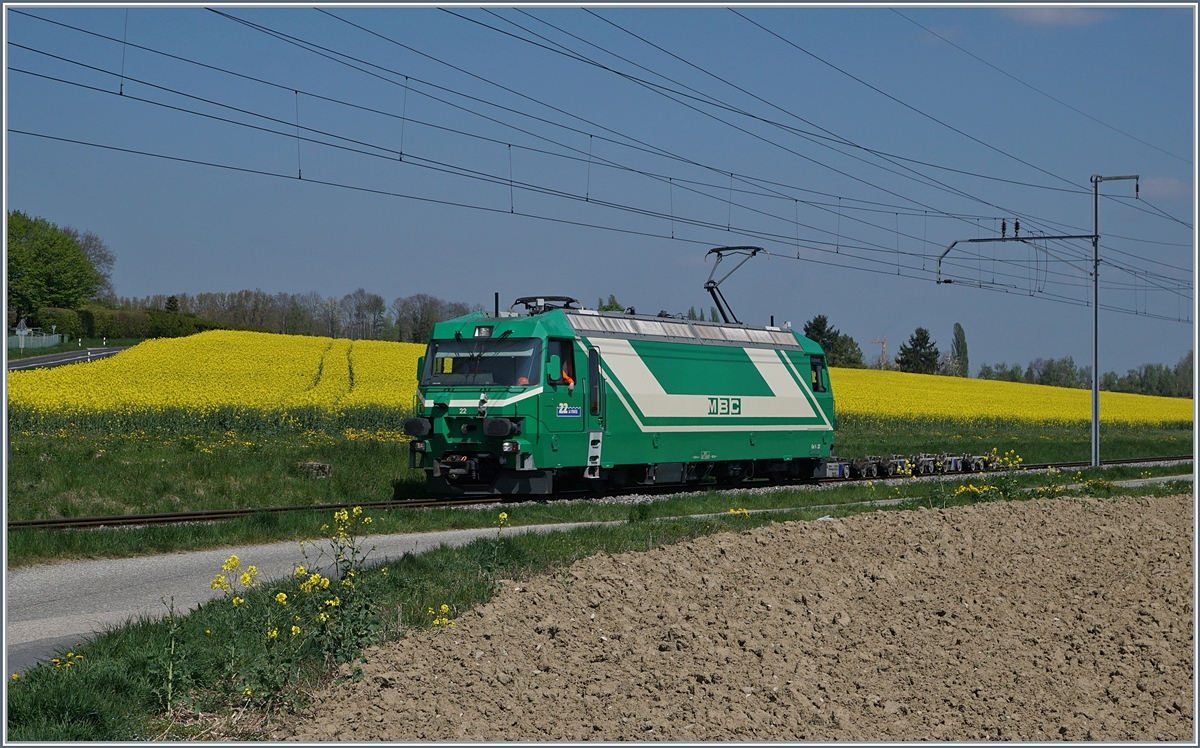 Nur auf  den ersten Blick ein Lokzug: Die BAM MBC Ge 4/4 22 zieht bei Vufflens le Château einige Rollböcke nach Morges. 

11. April 2017