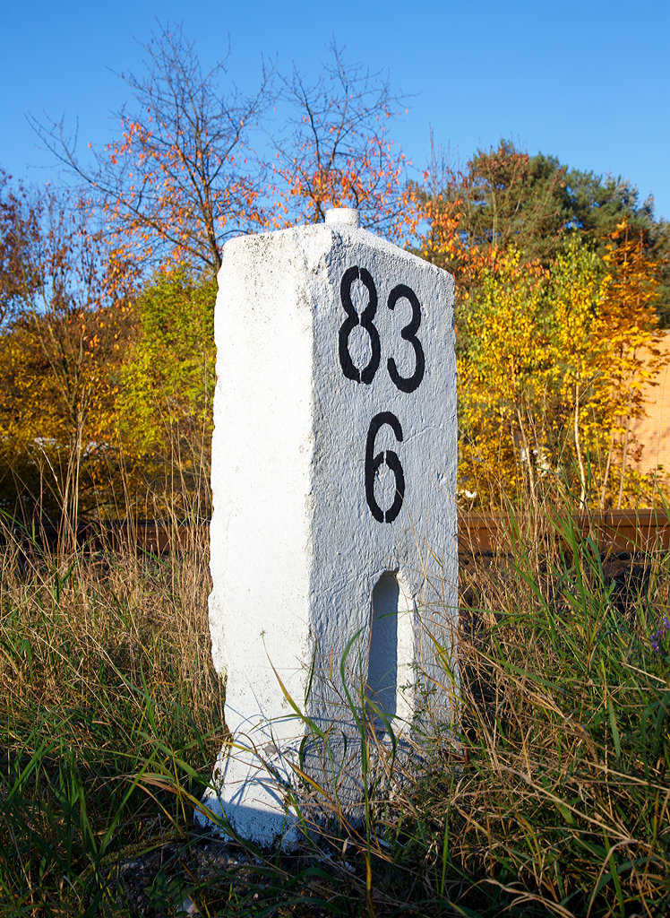 
Nur ein Kilometerstein....
Der alte Kilometerstein 83,6 der Hellertalbahn (Bahnstrecke Betzdorf–Haiger, KBS 462, DB - Streckennummer  2651), am 27.10.2015 in Betzdorf/Sieg.