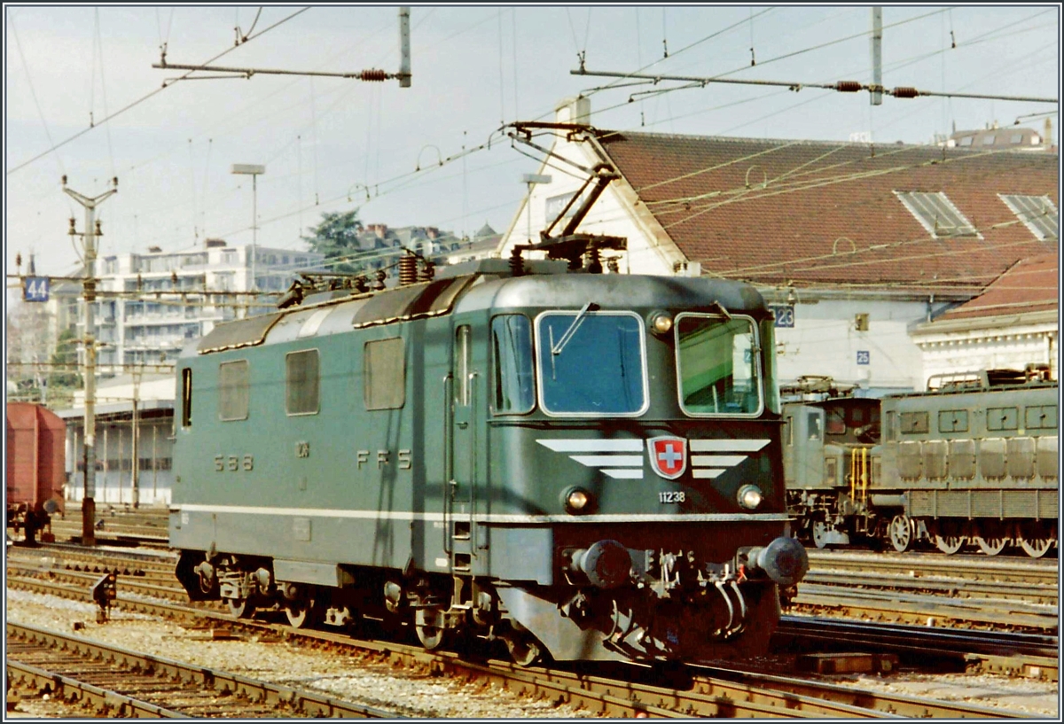 Nur einmal gesehen und fotografiert: die als Ae 6/6  verkleidete  Re 4/4 II 11238. Dieses Analog-Bild entstand im März 1994 in Lausanne.