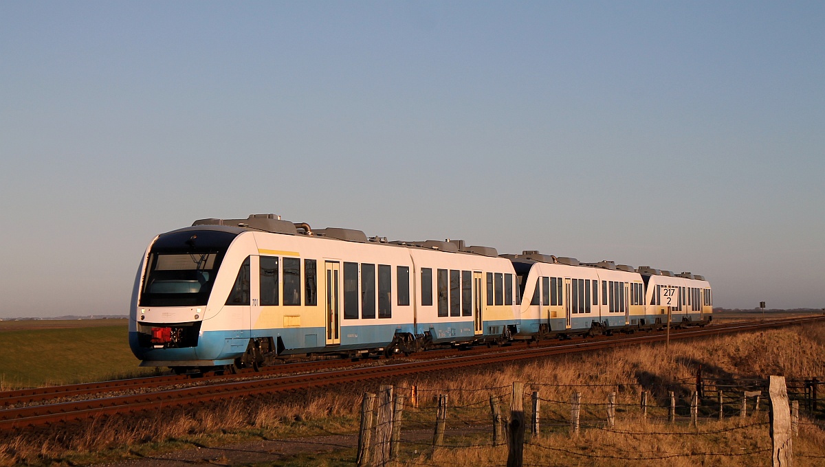 NWB/Transdev und ex OLA VT 701 704 und 705 als Ersatzzug im Einsatz für die NOB dieseln hier gerade nach Westerland. F-W-L-Koog 02.12.2016