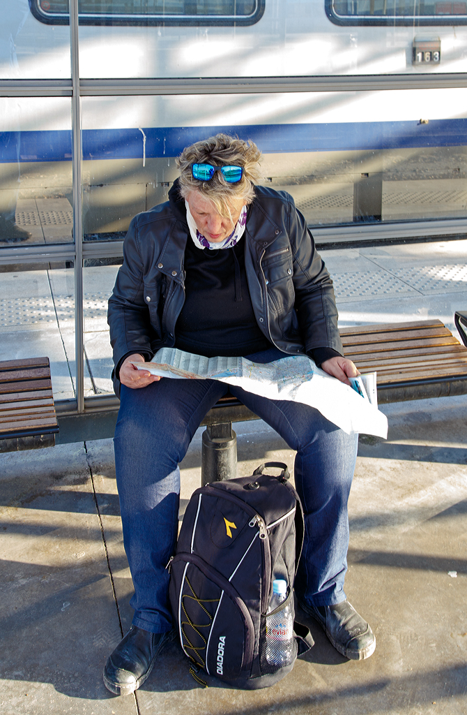 
Ob Sie wirklich weiß wo es langgeht....
Obwohl es ist schon der Stadtplan von Marseille und nicht der von Verviers ;-))) 
Am 26.03.2015 am Bahnhof Marseille Saint-Charles.