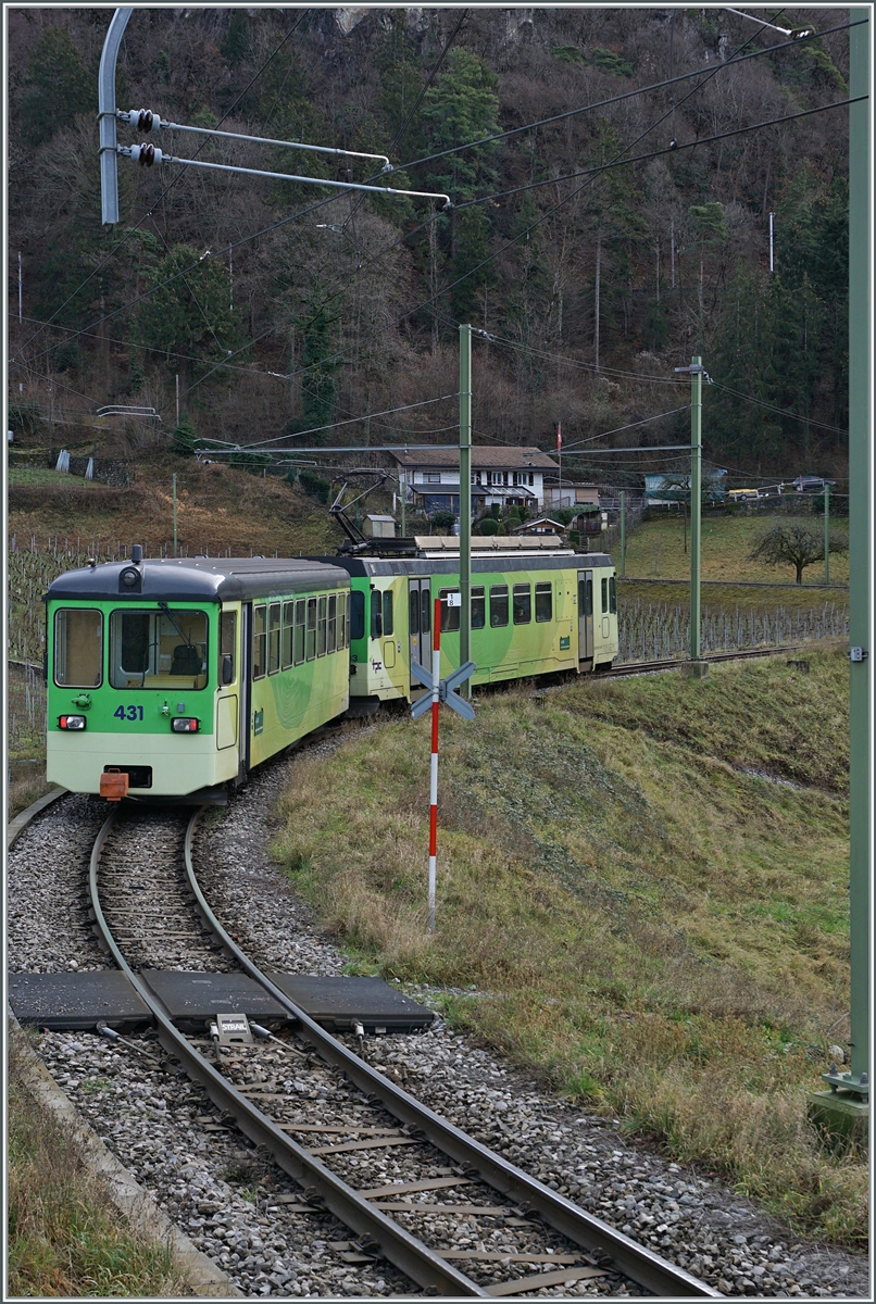 Oberhalb von Aigle ist der TPC ASD BDe 4/4 403 mit dem Bt 431 (ex BLT) als R71 auf dem Weg von Aigle nach Les Diablerets.

4. Jan. 2024