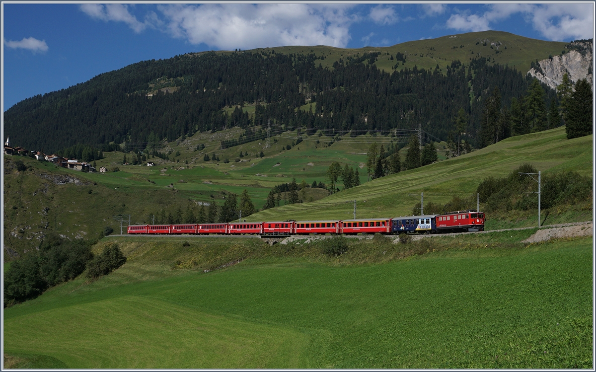 Oberhalb von Bergün/Bravuogn konnte ich diesen Alulba-Schnellzug mit eienr Ge 6/6 II auf der Fahrt von St.Morizt nach Chur fotografieren.
14. SEpt. 2016