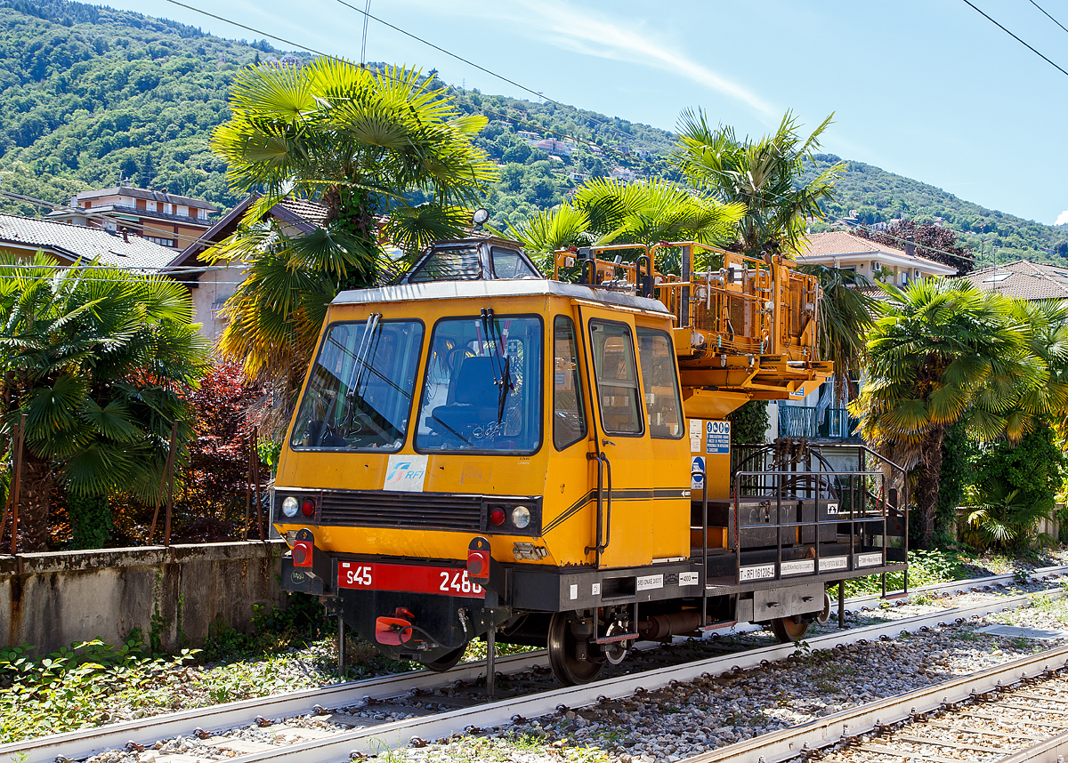 
Oberleitungsinstandhaltungs-Fahrzeug S 45 2480 bzw. IT-RFI 161206-4 der Rete Ferroviaria Italiana (RFI), die Betriebsgesellschaft für den Bereich Schienennetz und Eisenbahninfrastruktur der FS, abgestellt am 20.06.2016 in Stresa. 

Gebaut wurde das Fahrzeug 1988 von der SAEM S.P.A. in Rom. 

Technische Daten: 
Spurweite: 1.435 mm 
Achsanzahl: 2 
Länge über Puffer: 7.300 mm 
Achsabstand: 4.000 mm 
Höchstgeschwindigkeit: 55 km/h 
Eigengewicht: 12.000 kg 
Nutzlast: 2.000 kg Max. 
Belastung der Hebebühne: 600 kg 
Ungewöhnlich sind die außenliegenden Bremsen und Bremsscheiben.
