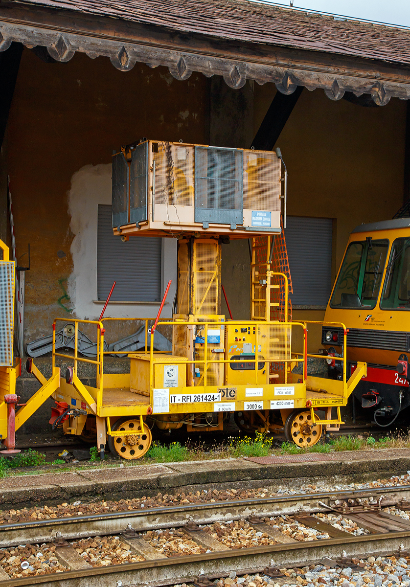 
Oberleitungsinstandhaltungs-Wagen mit Hubbühne IT-RFI 261424-1 der RFI angestellt am 02.11.2019 beim Bahnhof Sondrio (dt. Sünders).

TECHNISCHE DATEN:
Hersteller: OTE FS Bologna
Spurweite:  1.435 mm (Normalspur)
Anzahl der Achsen: 2
Länge über Puffer: 4.300 mm
Laufraddurchmesser:  505 mm (neu)
Eigengewicht: 3.000 kg
Nutzlast:  0,5 t
Höchstgeschwindigkeit:  4 km/h (bei Eigenfahrt)
