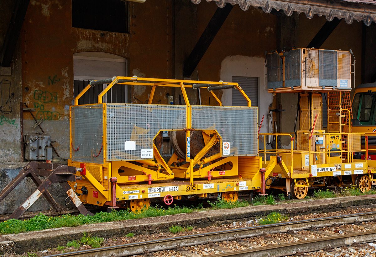 
Oberleitungsinstandhaltungs-Wagen mit zwei Haspeln W E RPB MI 0642 A der RFI angestellt am 02.11.2019 beim Bahnhof Sondrio (dt. Sünders).

Für den Drahtaustausch ist es gleichzeitig möglich den neuen Draht von der einen Kabeltrommel abzuwickeln und den alten Draht wieder auf andere Kabeltrommel aufzuwickeln.

TECHNISCHE DATEN:
Hersteller: OTE FS Bologna
Spurweite:  1.435 mm (Normalspur)
Anzahl der Achsen: 2
Länge über Puffer: 5.250 mm
Achsabstand: 2.500 mm
Laufraddurchmesser:  505 mm (neu)
Eigengewicht: 3.880 kg
Nutzlast:  4 t
