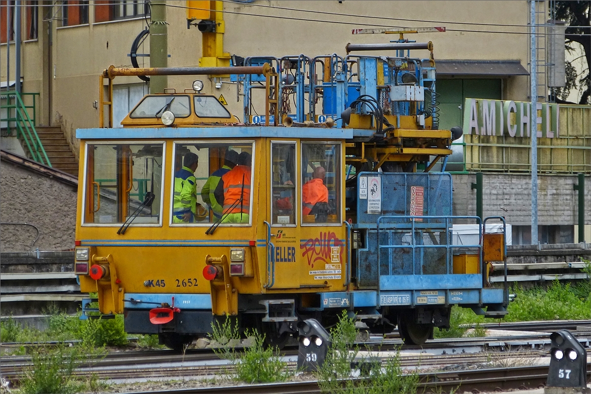 Oberleitungsreperaturfahrzeug K 45 2652 rangiert auf einem Nebengleis im Bahnhof Bozen. 15.05.2019 (Hans)