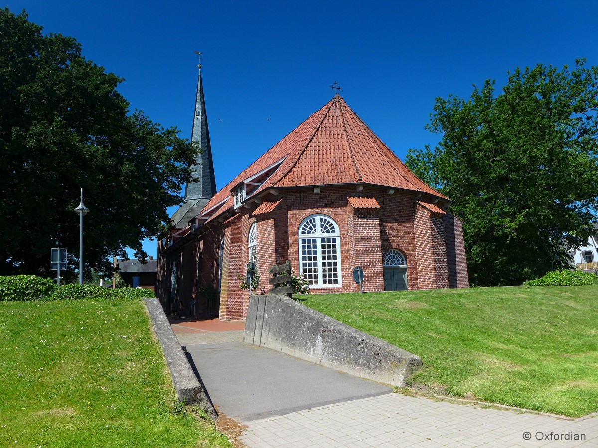 Oberndorf, die evangelische Kirche St. Georg wurde 1635 hinter dem Ostedeich erbaut, dabei wurde der Turm des Vorgängerbaues aus dem 13. Jahrhundert verwendet.