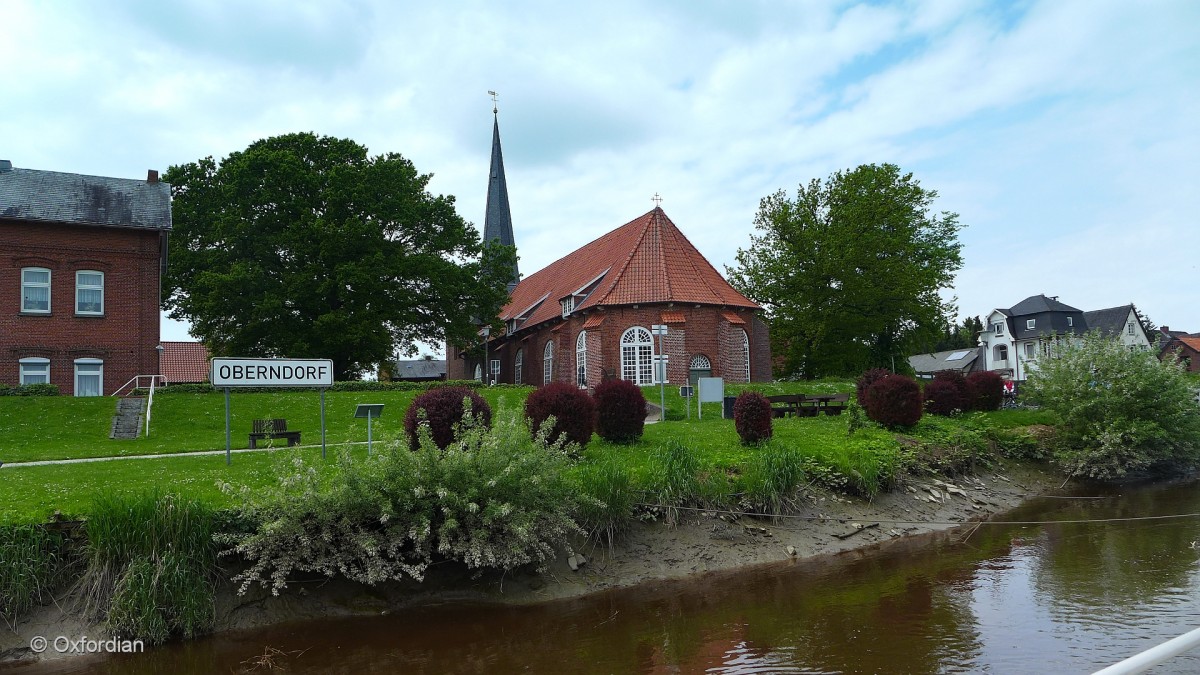 Oberndorf (Oste) - Kirche und Häuser hinter dem Ostedeich.