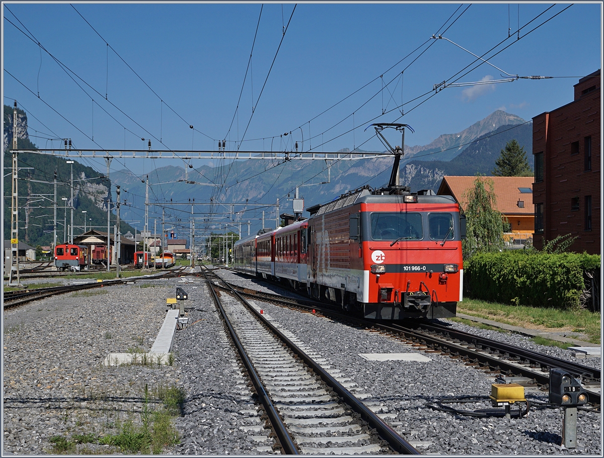 Obwohl die  Adler  inzwischen den gesamten  Fernverkehr  zwischen Interlaken und Luzern bernommen haben, kommt hin und wie trotzdem noch eine HGe 4/4 mit einem Verstrkungszug (z.b fr Gruppen) zum Einsatz, so wie hier die HGe 4/4 101 960-0 in Meiringen mit ihrem Verstrkungszug Luzern - Interlaken. 

30. Juni 2018