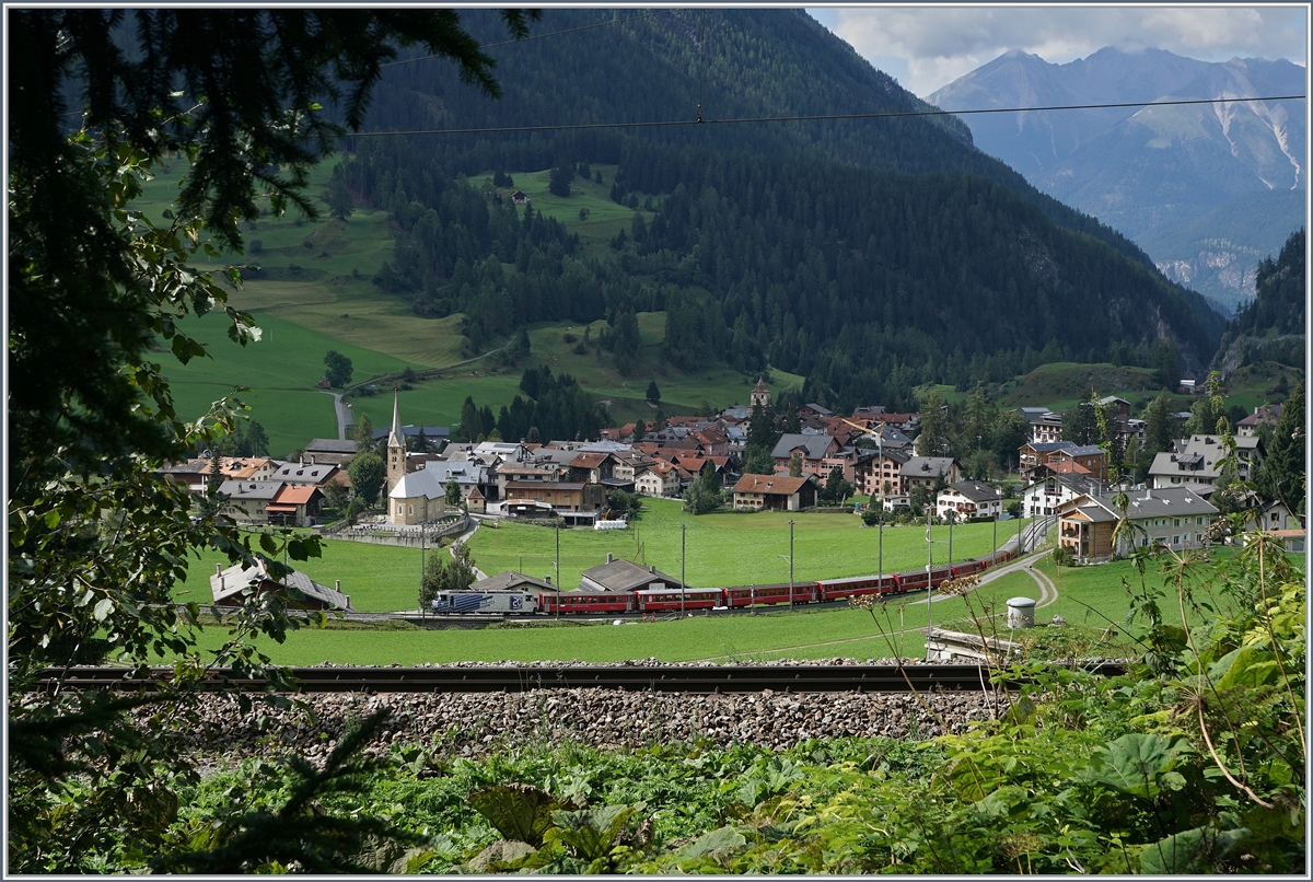 Obwohl die Kehrtunnel und Brücken der Albulabahn im obern Abschnitt zwischen Preda und Bergün wohl einzigart sind, hat auch die Linienführung kurz nach Bergün ihrne Reiz, wie ich finde: Die Gew 4/4 III  20 Minuten  hat Bergün verlassen fahrt in der understen Ebene dem ersten Kehrtunnel entgegen...
11. Sept. 2016