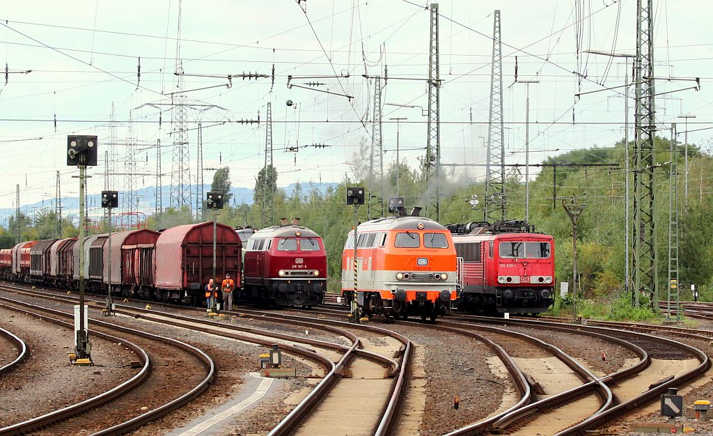 Obwohl schon vorher reichlich fotografiert startet hier die neu lackierte 218 137-8 mit einem Abgas V zur Parade. Ko-Lützel 29.09.2012(üaV).