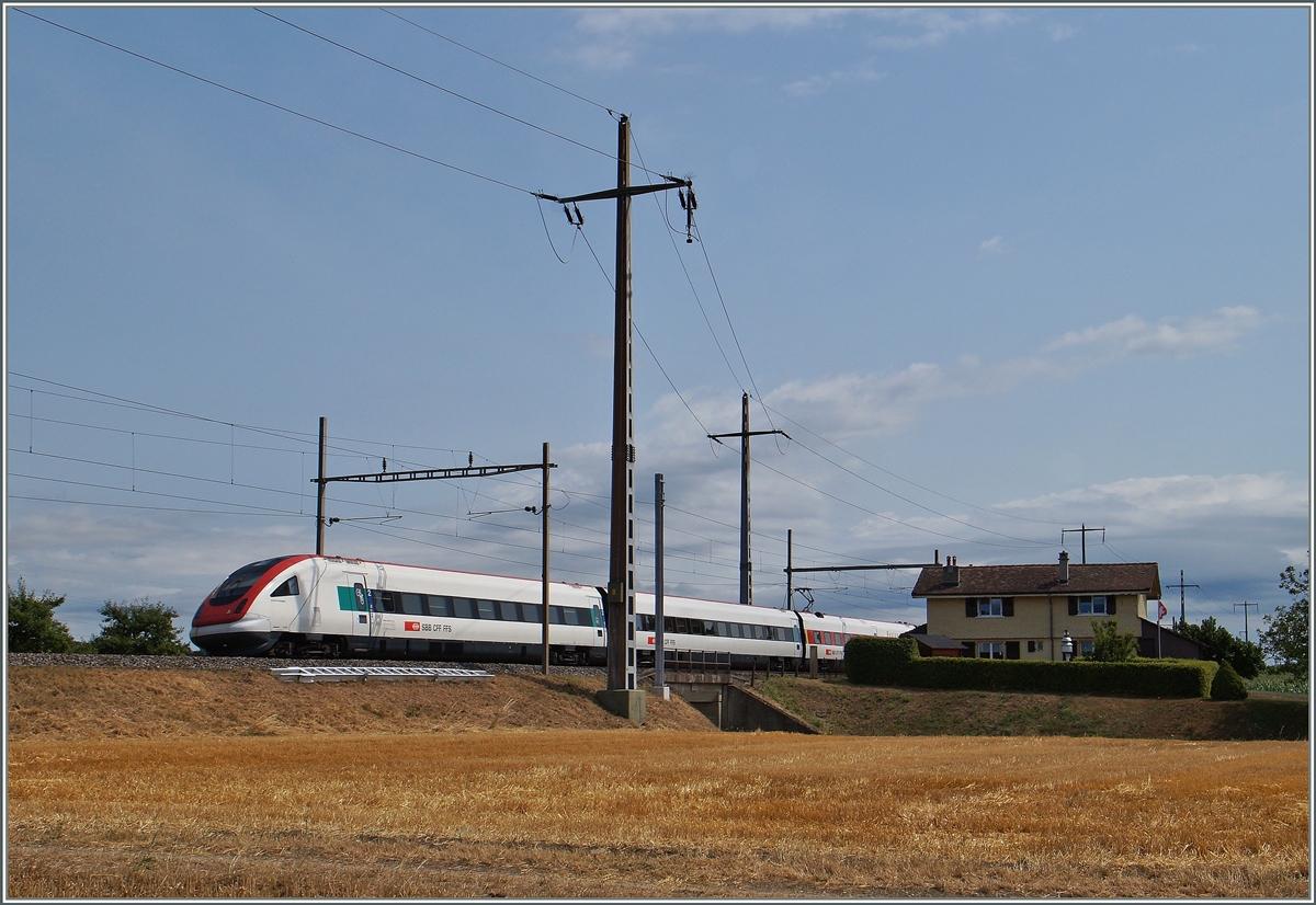 Obwohl eine Unterführung den Bahnübergang ersetzt hat, steht das typisch Bahnwärterhäuschen nach wie vor an seiner Stelle, als der ICN 625 auf dem Weg von Genève nach Basel daran vorbeifährt.
Allaman, den 8. Juli 2015
