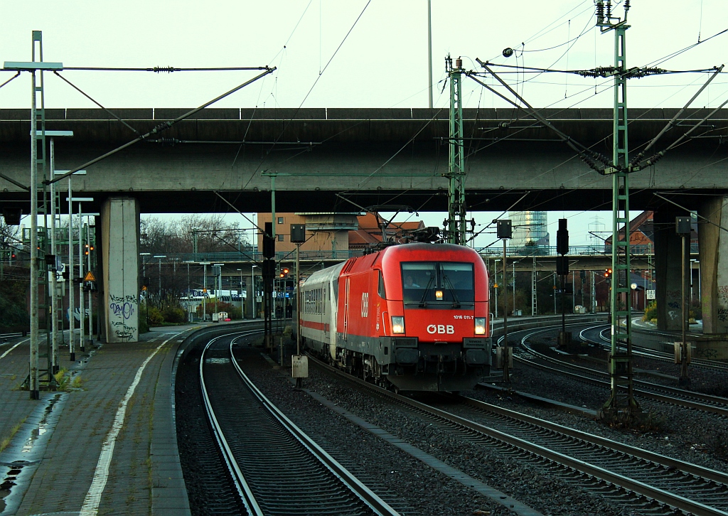 ÖBB 1016 011-7 mit dem IC 2191 verlässt hier den Bahnhof Hamburg-Harburg. 03.12.2011