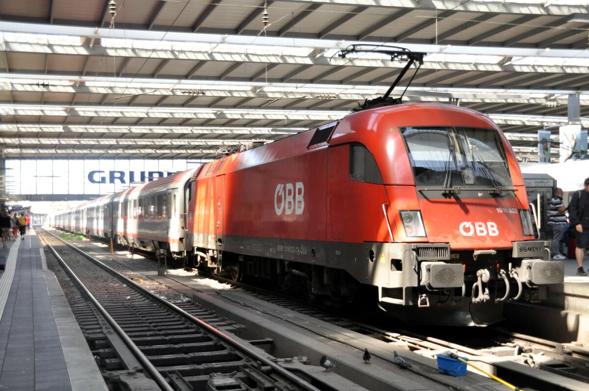 ÖBB 1016 029 mit ÖBB EC in München am 09.08.2022.