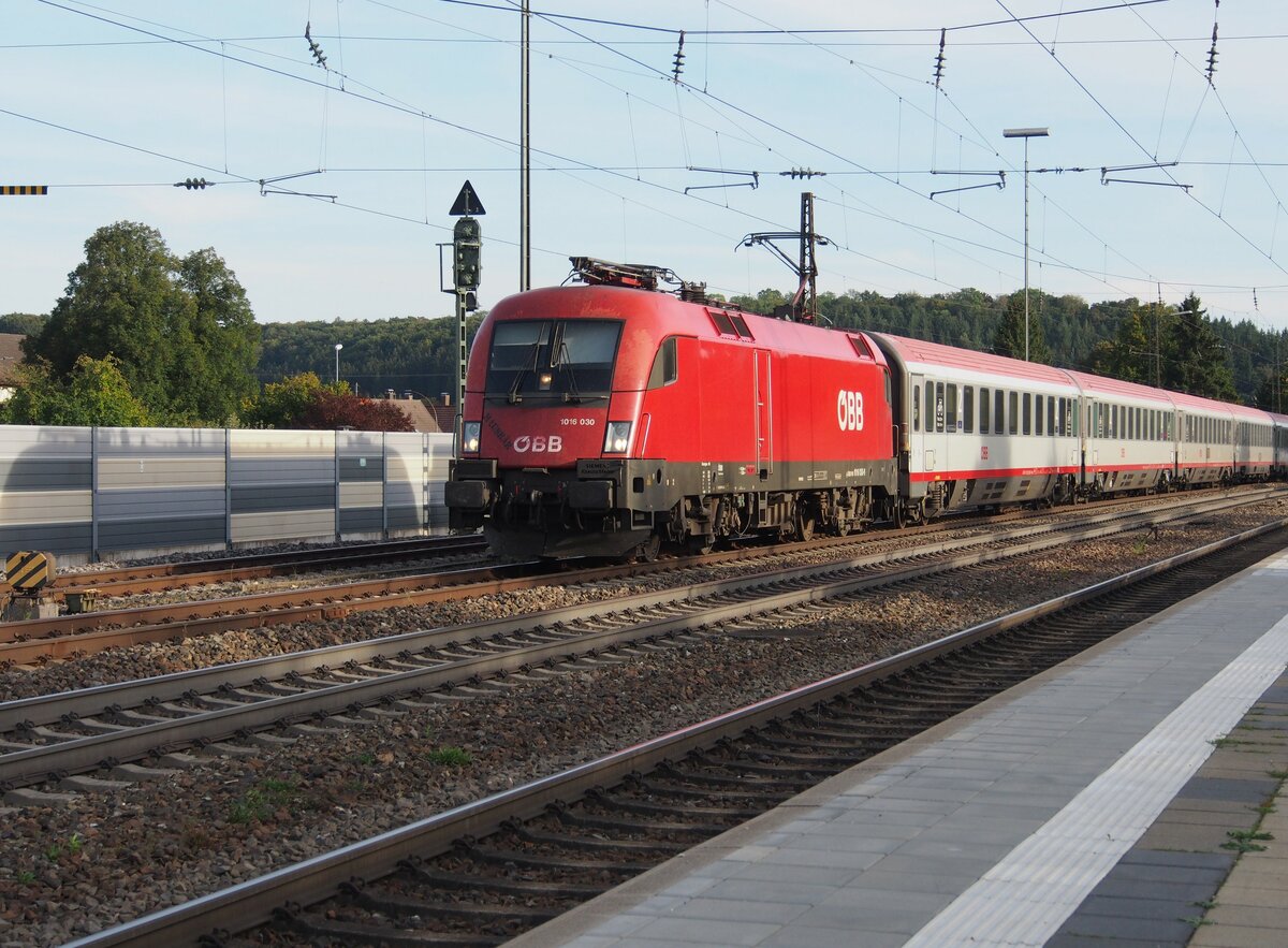 ÖBB 1016 030 mit ÖBB EC in Amstetten am 02.10.2021.