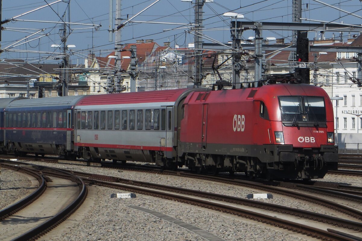 ÖBB 1116 099 treft am 22 Mai 2023 mit ein verspäteter NightJet aus Hamburg in Wien Hbf ein.