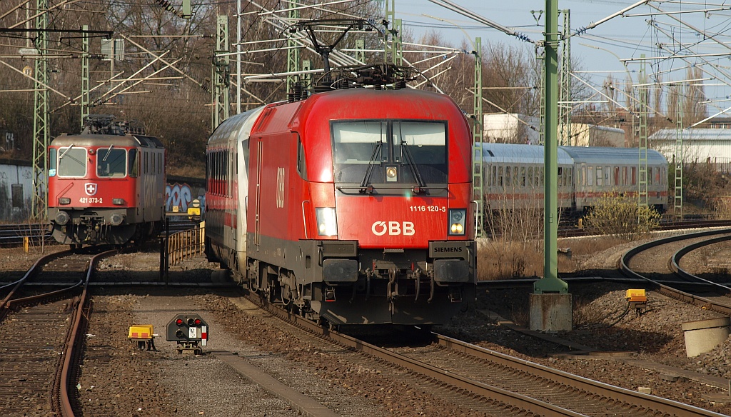 ÖBB 1116 120-5 mit dem IC 2191 von Westerland hier bei der Einfahrt in den Harburger Bahnhof. 02.04.2011