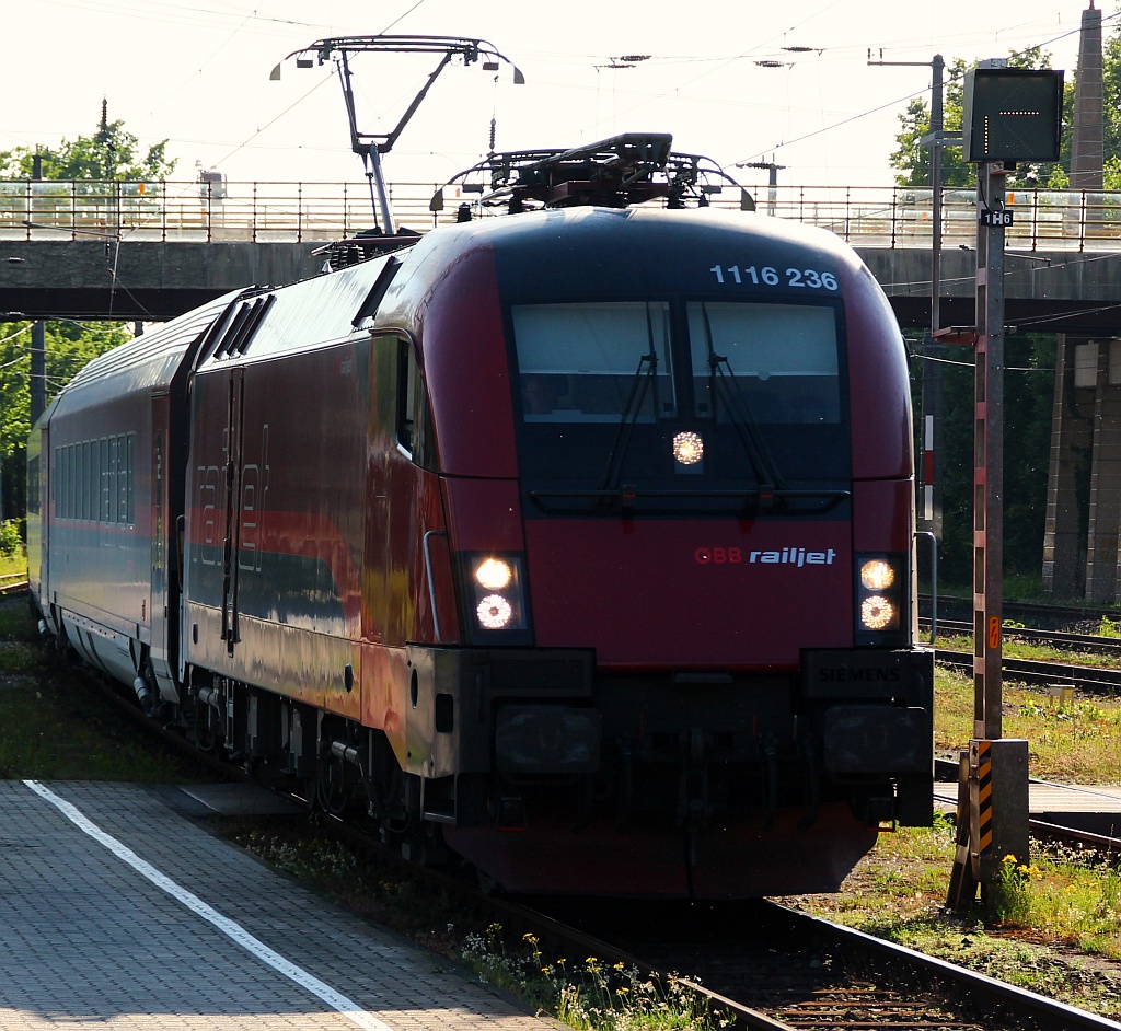 ÖBB 1116 236 mit dem 2-teiligen RJ 567 und 5-fach Beleuchtung bei der Einfahrt in Bregenz. Der 2.Teil bestand aus 1116 242 und dem Steuerwagen Spirit of Klagenfurt. 02.06.2012