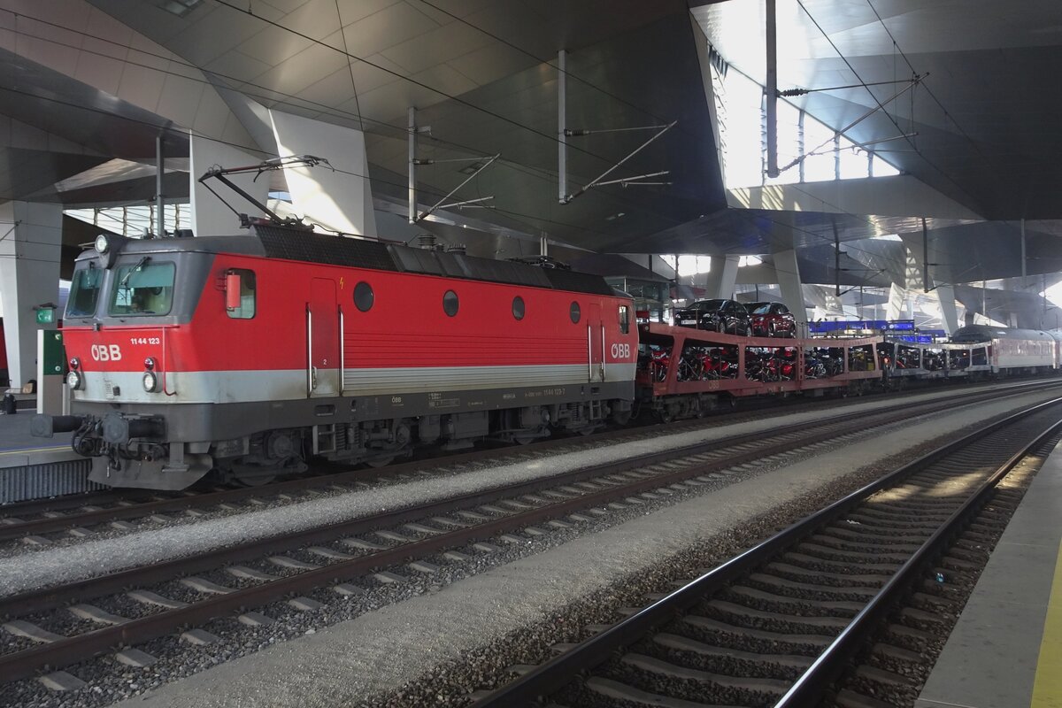 ÖBB 1144 123 steht mit ein Autozug in Wien Hbf am 21 Mai 2023.