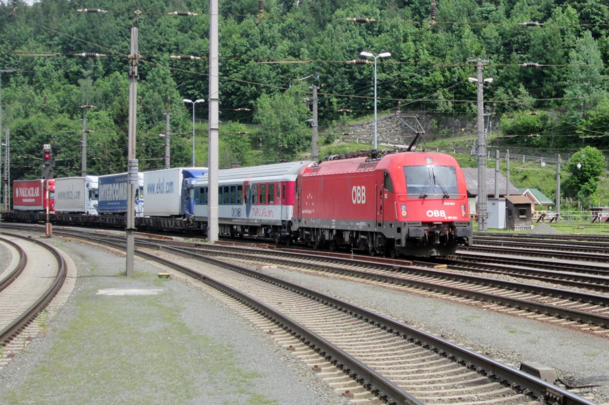 BB 1216 021 treft am 3 Juni 2015 in Schwarzach Sankt-Veit ein. 