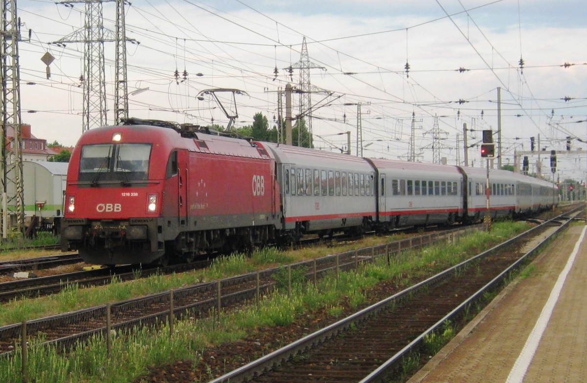 ÖBB 1216 238 lauft am 28 Mai 2012 in Wien-Hütteldorf ein.