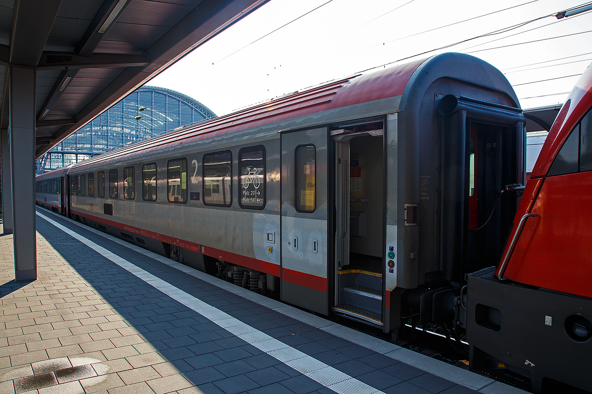 ÖBB 2. Klasse Großraumwagen der Bauart Bmpz 73 (ex Ampz), A-ÖBB 73 81 29-91 022-5 Bmpz, als Wagen Nr. 273 eingereiht in den EC 113 „Blauer Enzian“ (Frankfurt am Main Hbf - Klagenfurt Hbf) als Kurswagen des  EC 213 „Mimara“ nach Zagreb, am 04.06.2019 im Hbf Frankfurt am Main. 

Diese vierachsigen 2. Klasse Eurofima-Wagen (UIC-Typ Z1) Bmpz 29-91 (Druckertüchtigte Ausführung) sind seit 1991 bei den OBB in Betrieb und werden für den Fernverkehr auf allen europäischen Normalspurstrecken eingesetzt. Die Wagen wurden zwischen 2002 und 2008 modernisiert

TECHNISCHE DATEN: 
Hersteller: Jenbacher Werke oder SGP Simmering (Anfang der 1990er)
Spurweite: 1.435 mm 
Länge über Puffer:  26 400 mm
Drehzapfenabstand:  19.000 mm
Achsstand:  21.500 mm
Achsstand im Drehgestell:  2.500 mm
Drehgestellbauart: SGP-300 R
Leergewicht: 50 t
Höchstgeschwindigkeit:  200 km/h
Sitzplätze: 74 (in der 2. Klasse)
Abteile:  2 vollklimatisierte Großraum-Abteile
Fahrradstellplätze: 2
Toiletten: 2 (geschlossenes System)
Bremse: O-PR-Mg
